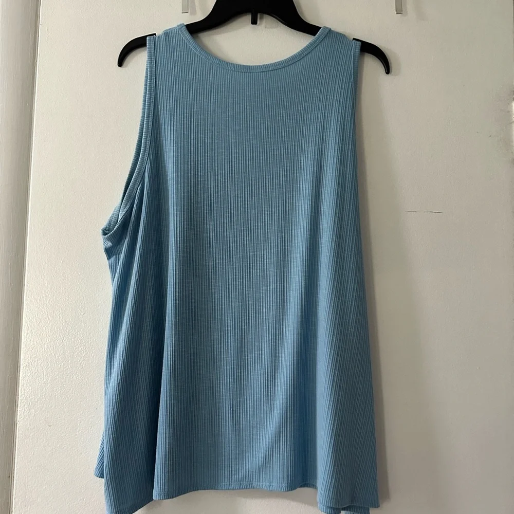 Women’s Old Navy Tank Top - Picture 4 of 4